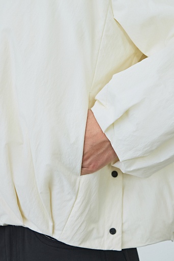 Свободная куртка на пуху, молочная