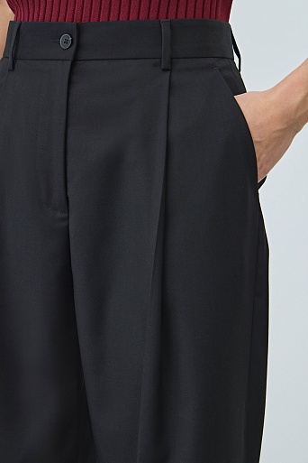 Свободные брюки с защипами, черные