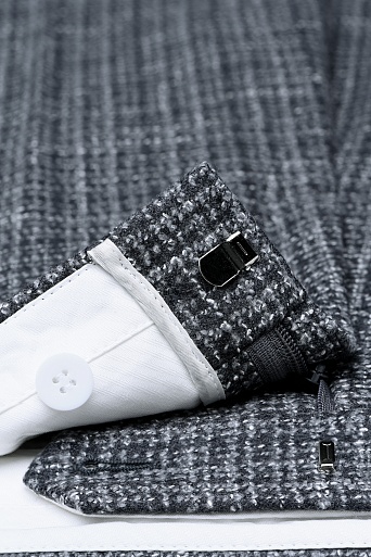 Прямые костюмные брюки со стрелками, серые