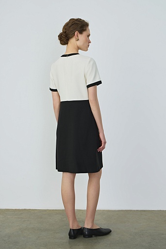 Платье-футляр с короткими рукавами, черно-белое