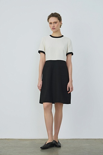 Платье-футляр с короткими рукавами, черно-белое