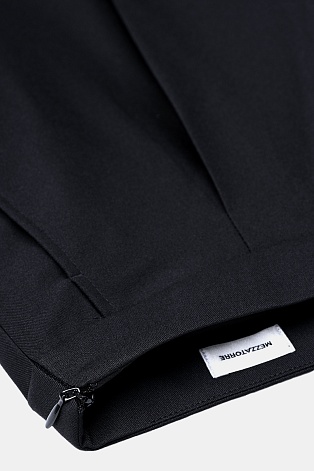 Черные прямые брюки со стрелками