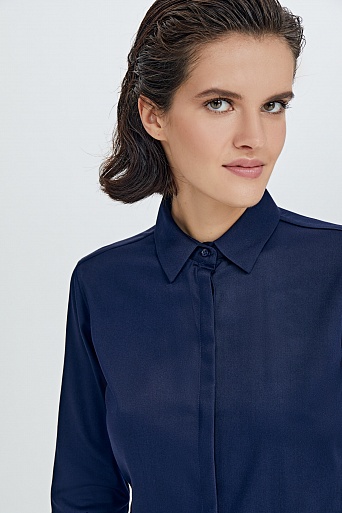 Базовая темно-синяя блузка с широкими манжетами