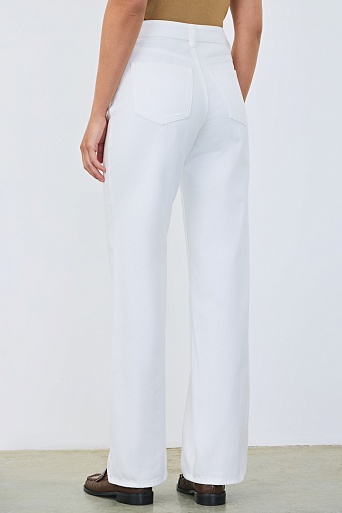 Прямые джинсы, белые