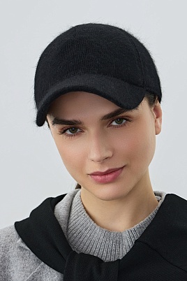 Утепленная бейсболка с ангорой, черная