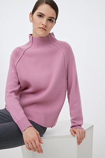 Розовый свитер с воротником-стойкой