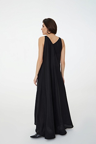 Черное платье-макси с V-образным вырезом