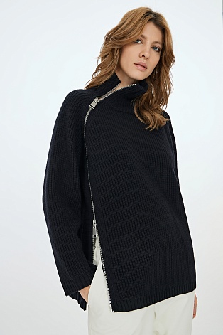 Черный свитер с декоративной молнией сбоку