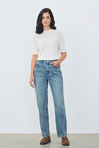 Зауженные джинсы с потертостями, голубые