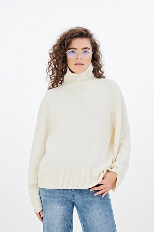 Молочный свитер с разрезами на манжетах