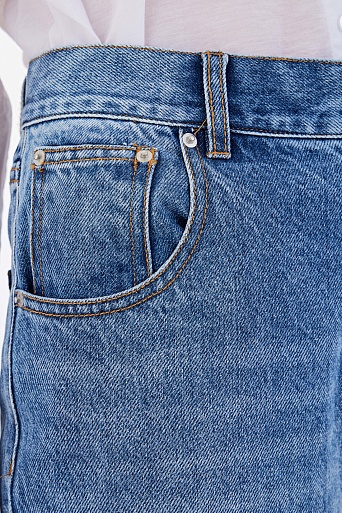 Голубые джинсы свободного покроя