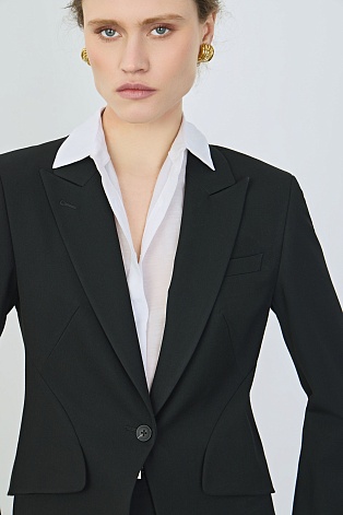 Приталенный жакет с фигурными деталями, черный