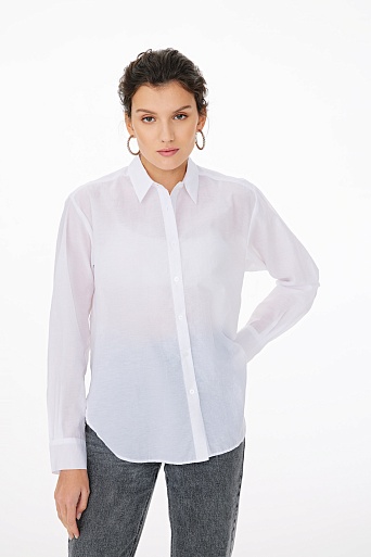 Белая блузка рубашечного покроя