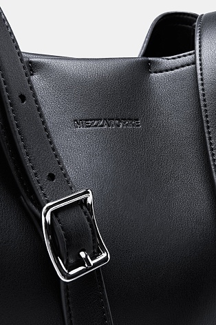 Черная кожаная сумка на ремешке