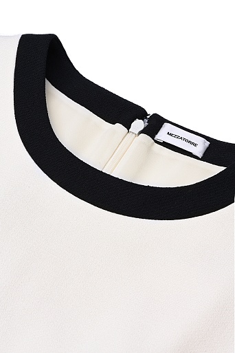 Платье-футляр с короткими рукавами, черно-белое