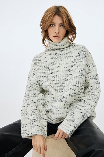 Объемный черно-белый свитер