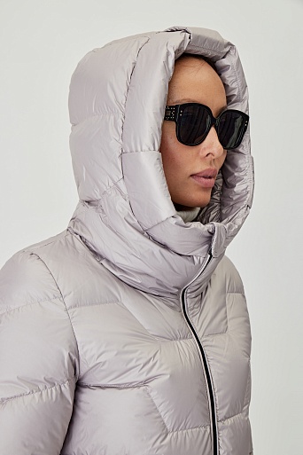 Светло-серый пуховик с фигурной стежкой