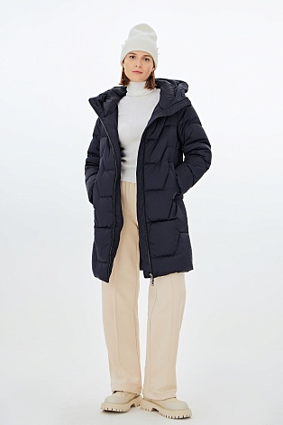 Темно-синее пуховое пальто с фигурной стежкой