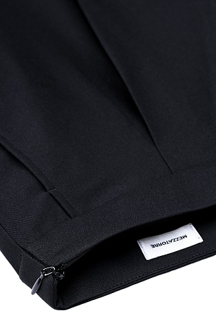 Черные прямые брюки со стрелками