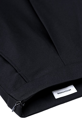 Черные прямые брюки со стрелками