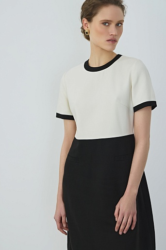 Платье-футляр с короткими рукавами, черно-белое