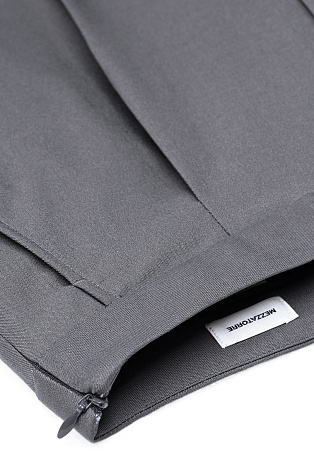 Прямые брюки серого цвета