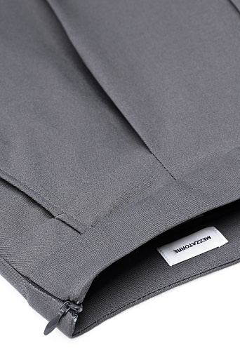 Прямые брюки серого цвета