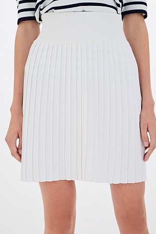 Белая плиссированная юбка выше колена