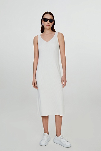 Белое трикотажное платье с V-образным вырезом
