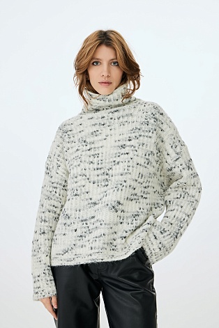 Объемный черно-белый свитер