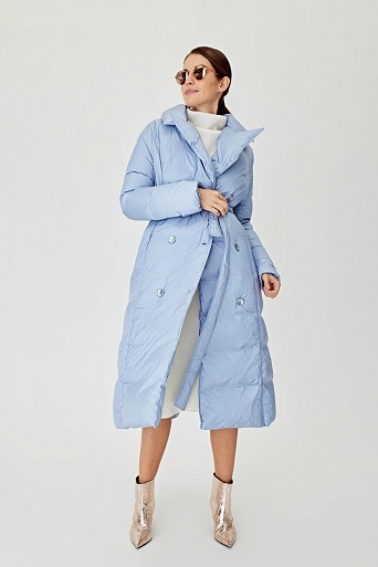 Голубое пуховое пальто с поясом