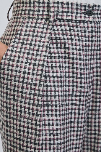 Прямые свободные брюки в серо-красную клетку, белые