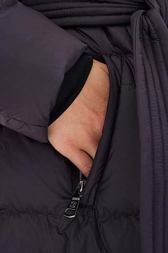 Баклажановое пуховое пальто макси с поясом
