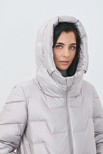 Светло-серый пуховик с фигурной стежкой