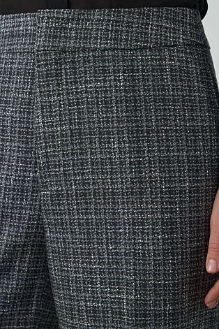 Свободные костюмные брюки из букле в клетку, серые