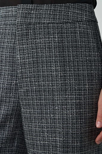 Свободные костюмные брюки из букле в клетку, серые