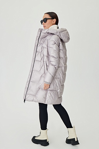Светло-серый пуховик с фигурной стежкой