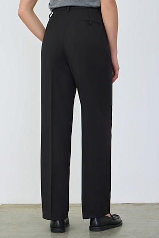 Прямые брюки с защипами, черные
