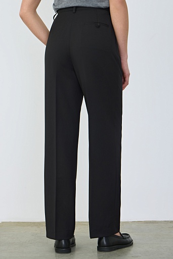 Прямые брюки с защипами, черные
