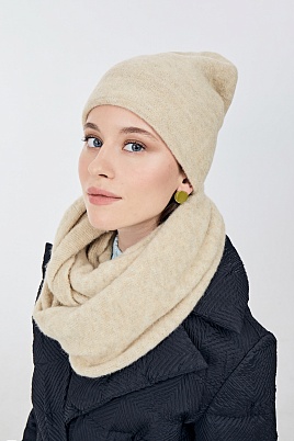 Бежевые шапка и шарф текстурной вязки