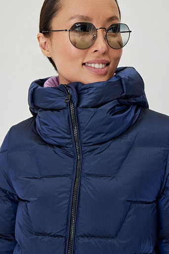 Синий пуховик с фигурной стежкой