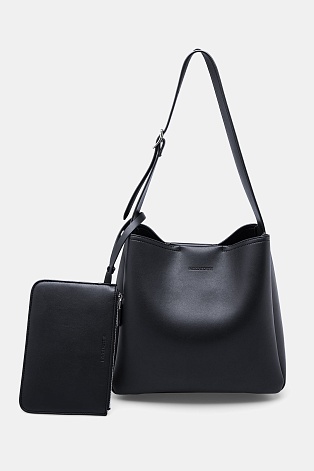 Черная кожаная сумка на ремешке