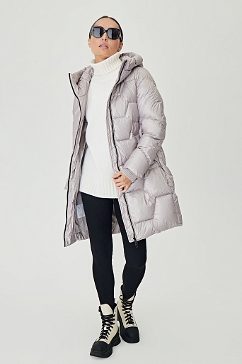 Светло-серый пуховик с фигурной стежкой