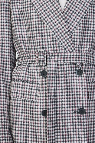 Двубортный жакет на поясе в серо-красную клетку, белый