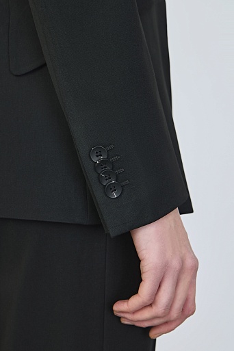 Приталенный жакет с фигурными деталями, черный