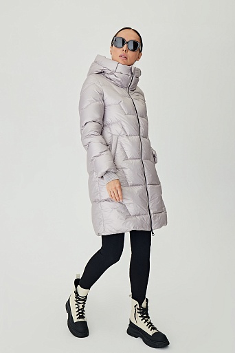 Светло-серый пуховик с фигурной стежкой