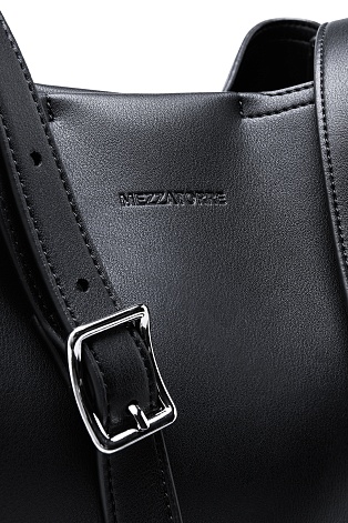 Черная кожаная сумка на ремешке