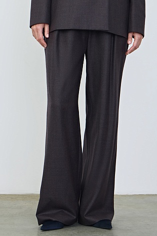 Свободные костюмные брюки из шерсти со стрелками, серо-коричневые