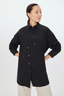 Черная блуза-оверсайз с декоративной планкой