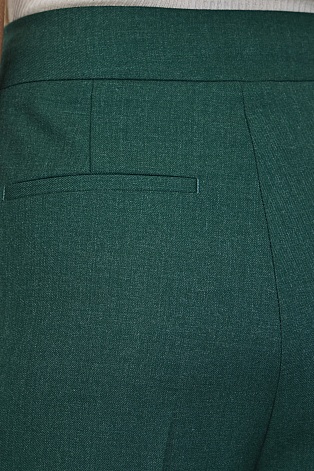 Прямые свободные брюки со стрелками, изумрудные